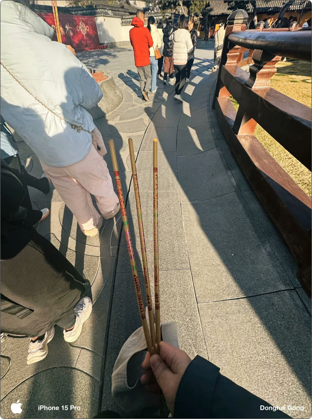 拿着线香绕龙华塔3圈