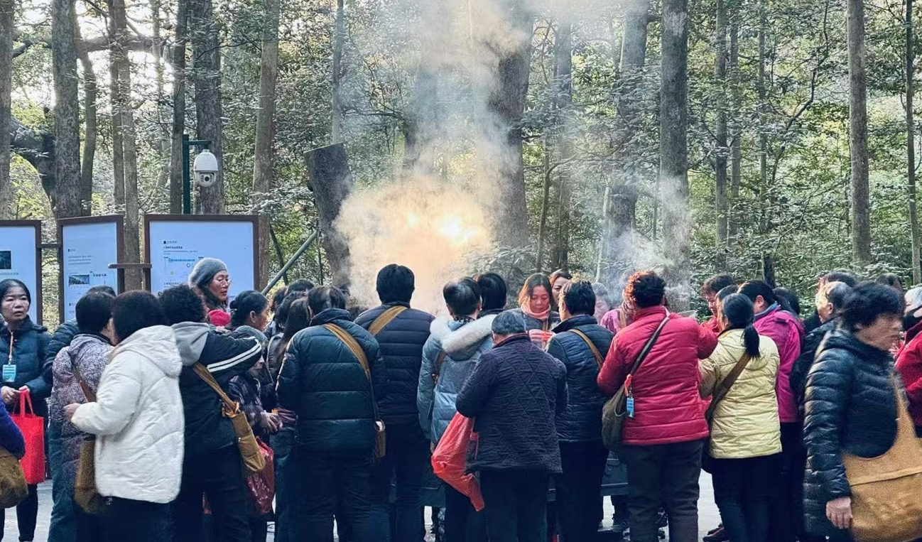 下山碰到正在烧纸的人群